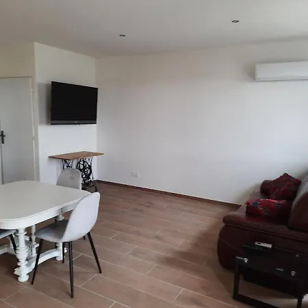 La Clef Des Champs Perrine Tatil Evi